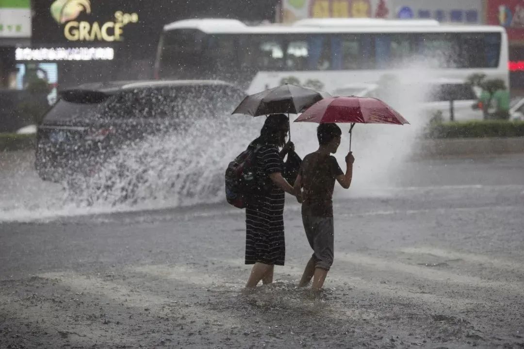 出行提示_雨天安全出行_雨天開(kāi)車(chē)注意事項(xiàng)