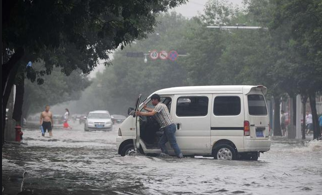雨天開(kāi)車(chē)注意事項(xiàng)_出行提示_雨天安全出行