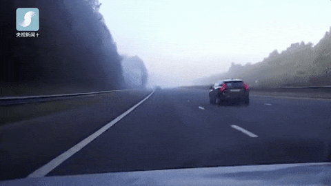 路面濕滑黏膩能見度驟降_秋冬交通安全指南_出行提示