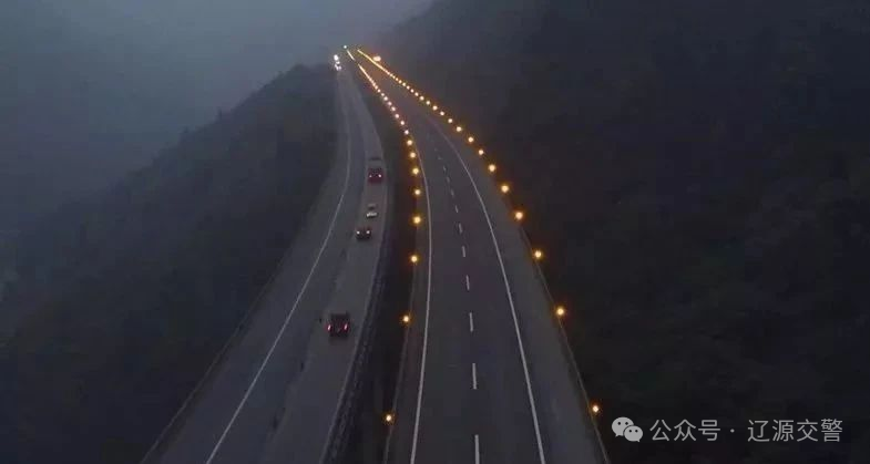 霧天行車(chē)安全常識(shí)_出行提示_低能見(jiàn)度駕駛技巧