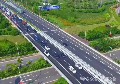 霧天行車(chē)安全常識(shí)_出行提示_低能見(jiàn)度駕駛技巧