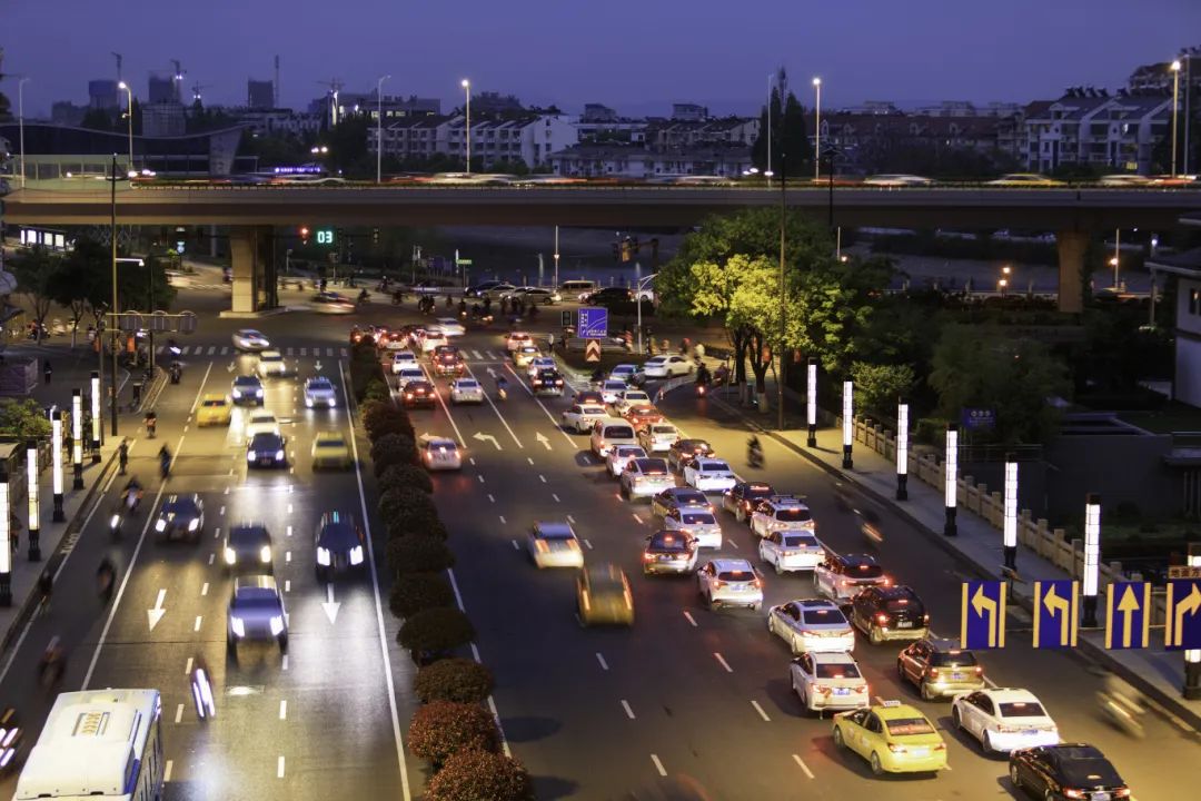 攝圖網(wǎng)_501638733_南京城墻玄武門夜景車流(企業(yè)商用).jpg
