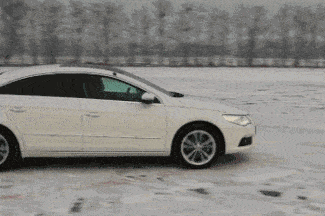 降雪天氣開(kāi)車(chē)注意事項(xiàng)_出行提示_雪地行車(chē)安全技巧