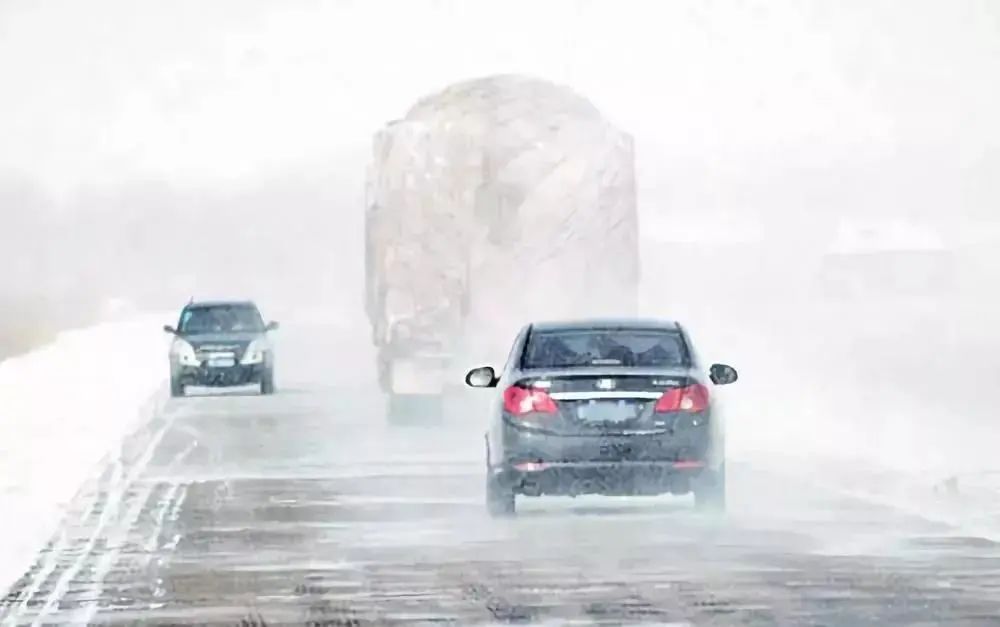 降雪天氣開(kāi)車(chē)注意事項(xiàng)_雪地行車(chē)安全技巧_出行提示